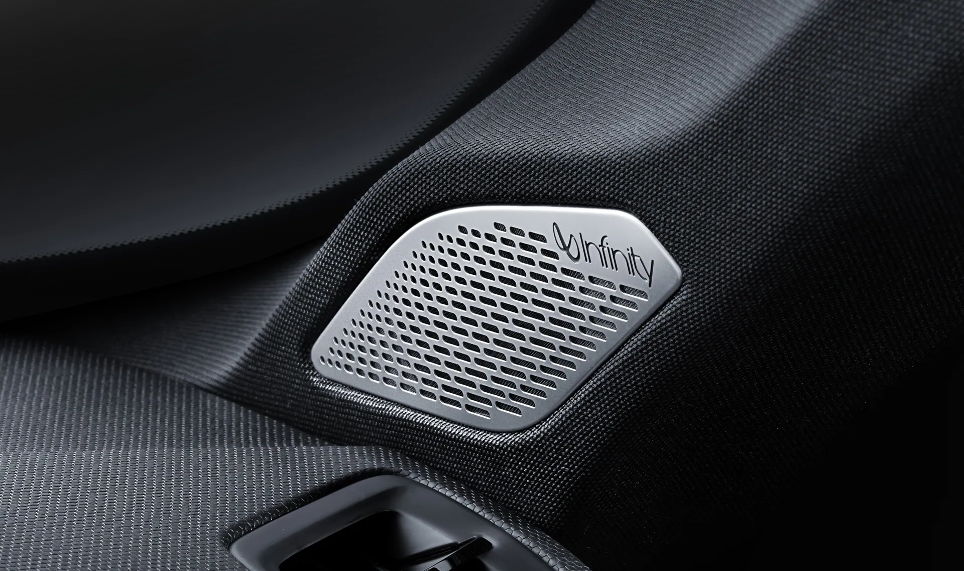 Lynk & Co 06 — Sistema de audio premium Infinity