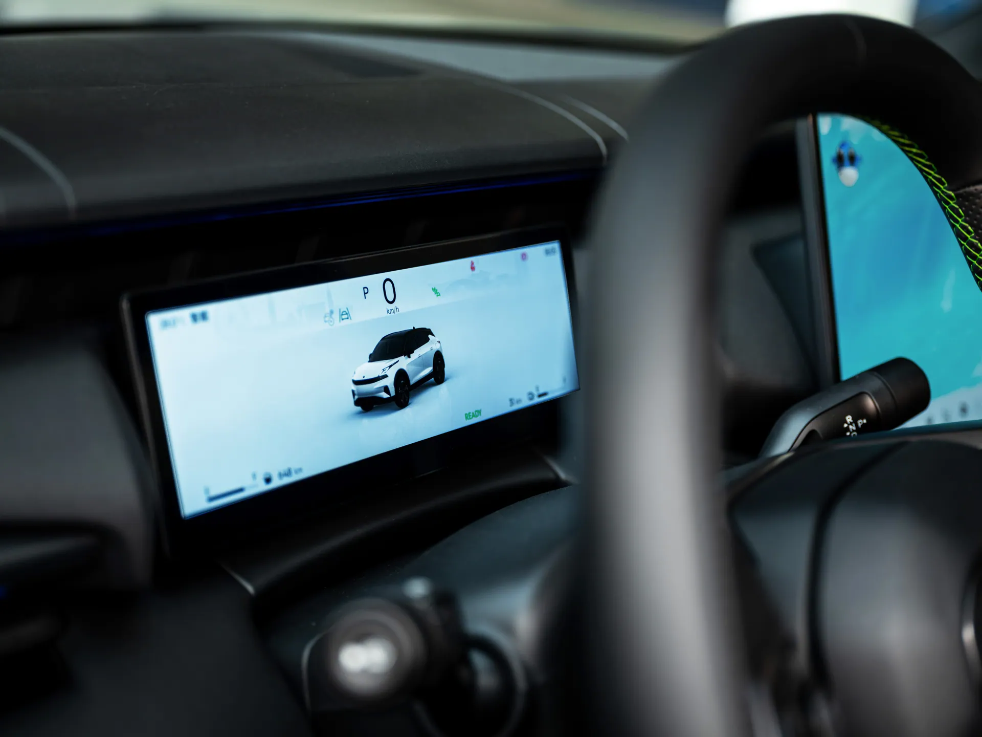Lynk & Co 06 — Instrumental LCD de 10,2”
