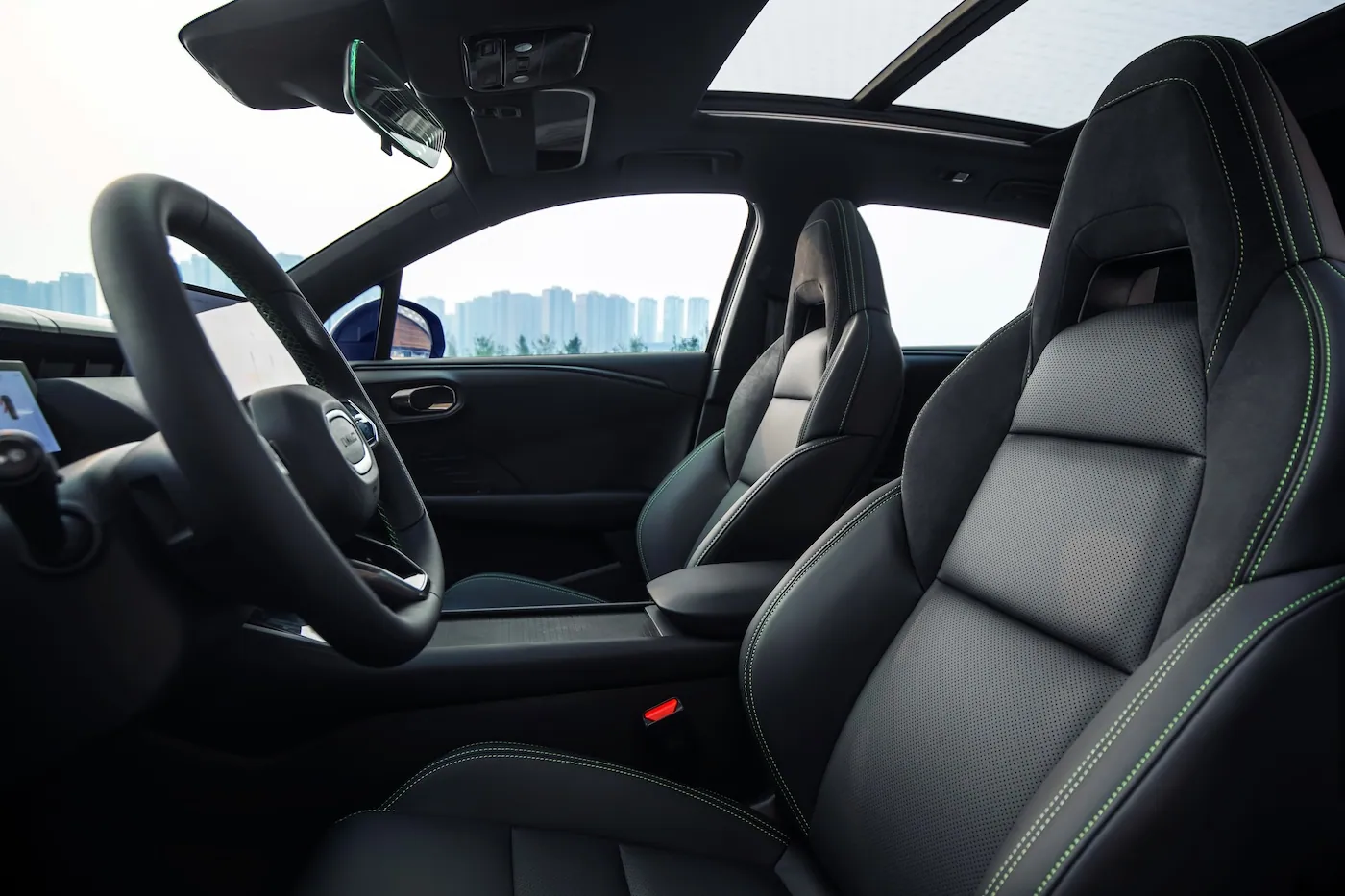 Lynk & Co 06 — Espacio y practicidad